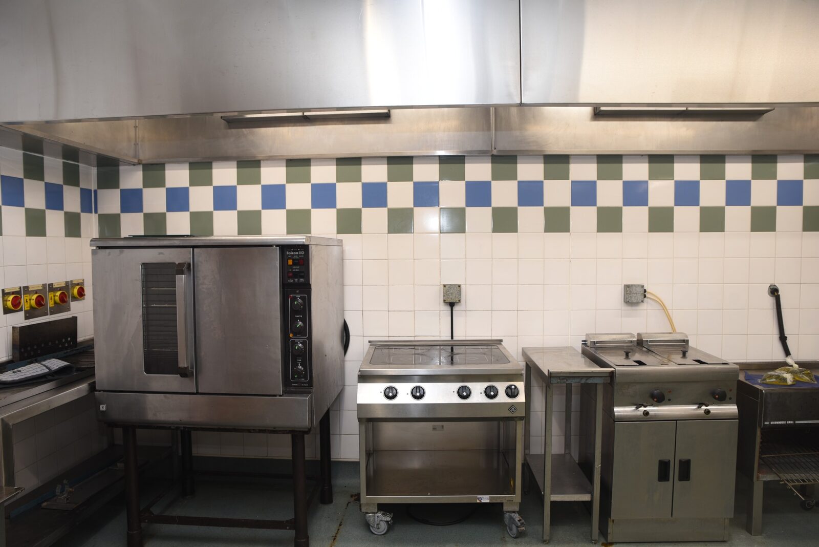 Cooking equipment available in the kitchen